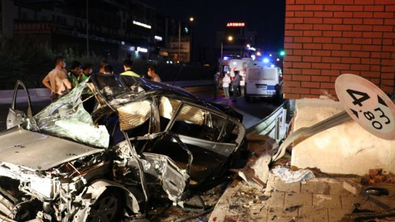 Çiğli'de otomobil üst geçide çarptı! Yaralılar var