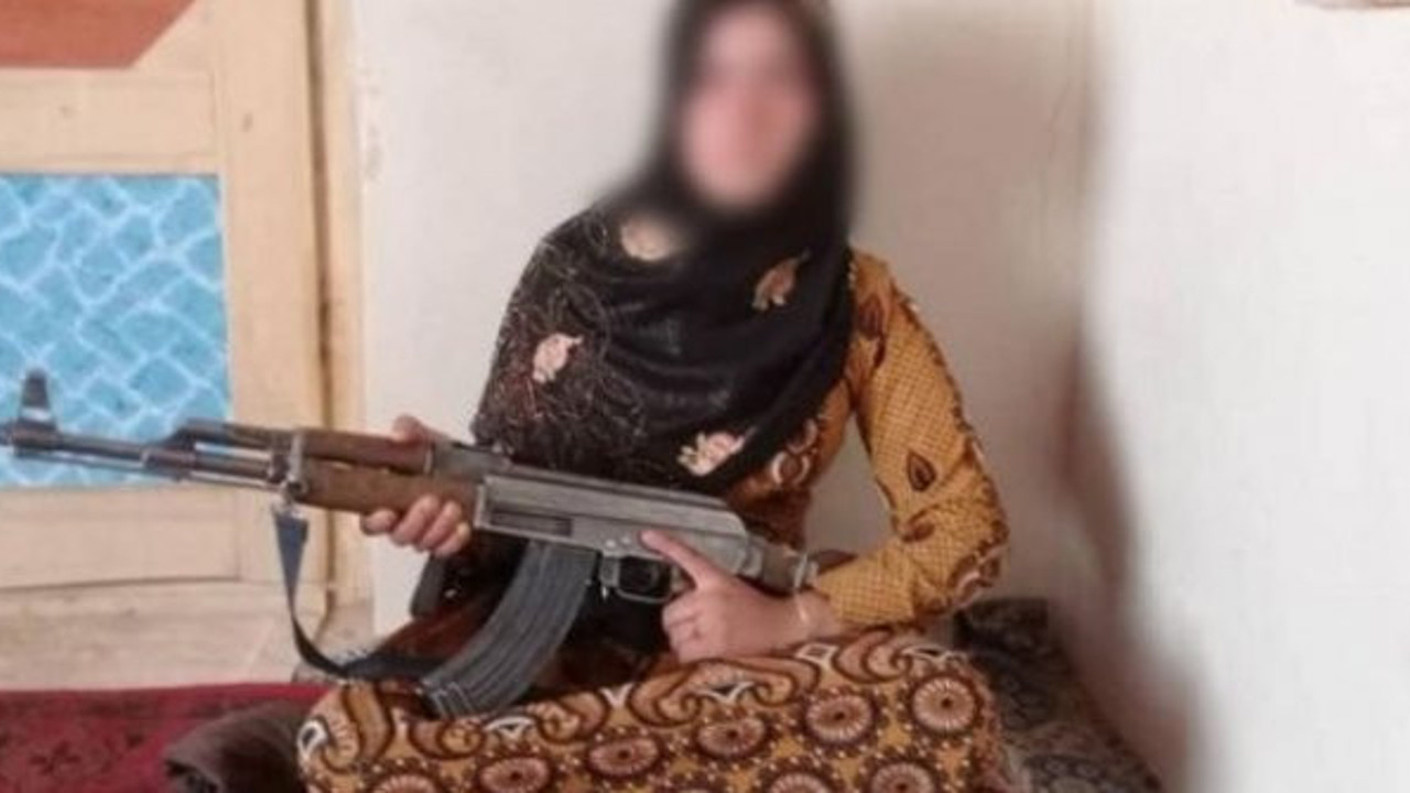 Kalaşnikof’a sarılan kız çocuğunun gizemi çözüldü... Eve gelenler gözlerine inanamadı