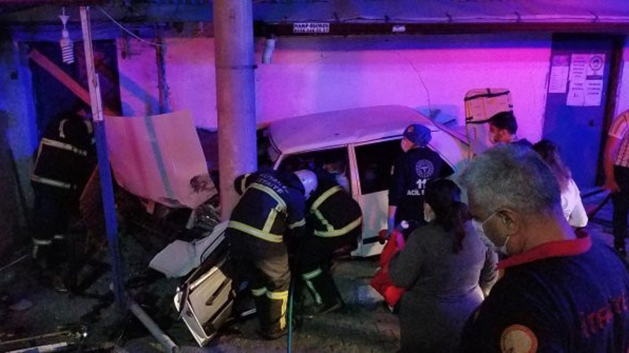 Alkollü sürücü paniğe yol açtı! Kütahya'da otomobil direkle duvar arasında böyle sıkıştı