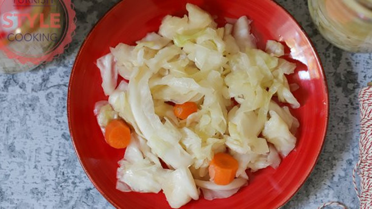 Yemekten önce 2 kaşık yeterli! Lahana turşu suyu o sorunu geçiriyor