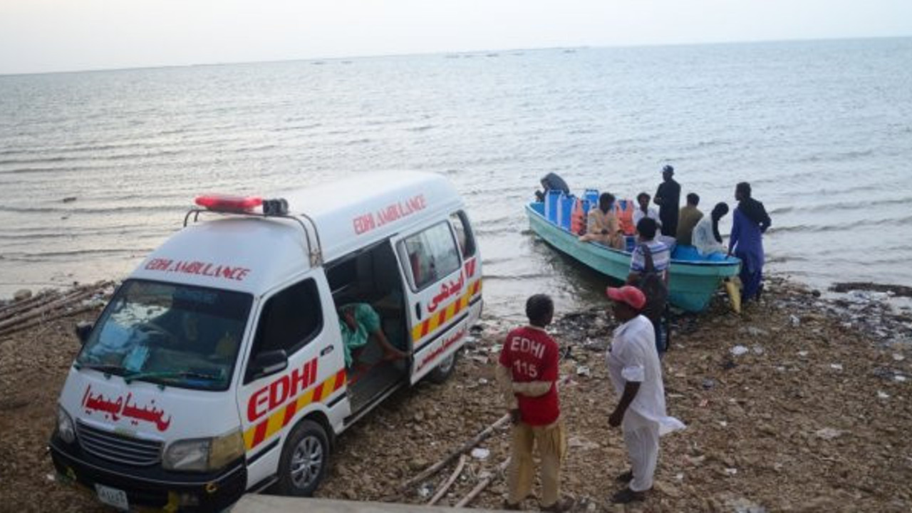 Pakistan'da bot battı: 10 ölü