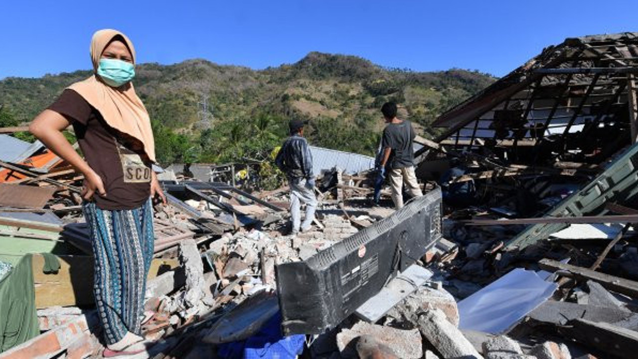 Endonezya 6 dakikada 6.8 ve 6.9'la beşik gibi sallandı