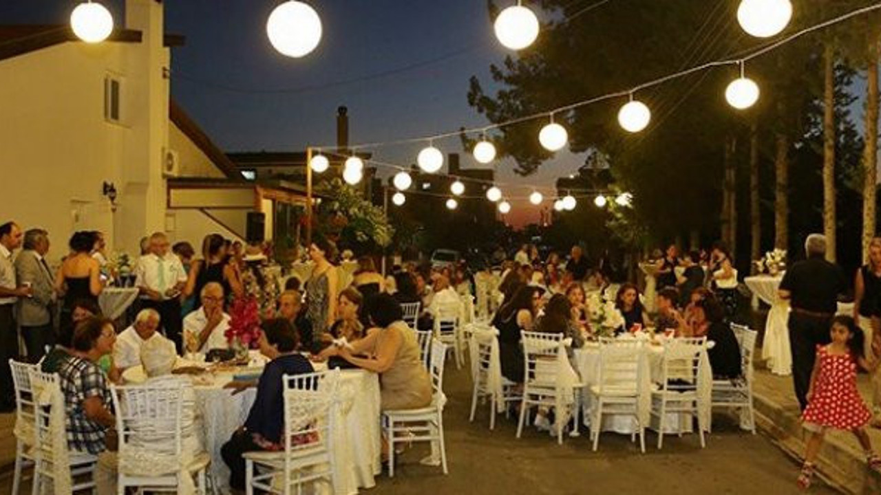 Korona zirve yaptı, sokak düğünleri yasaklandı