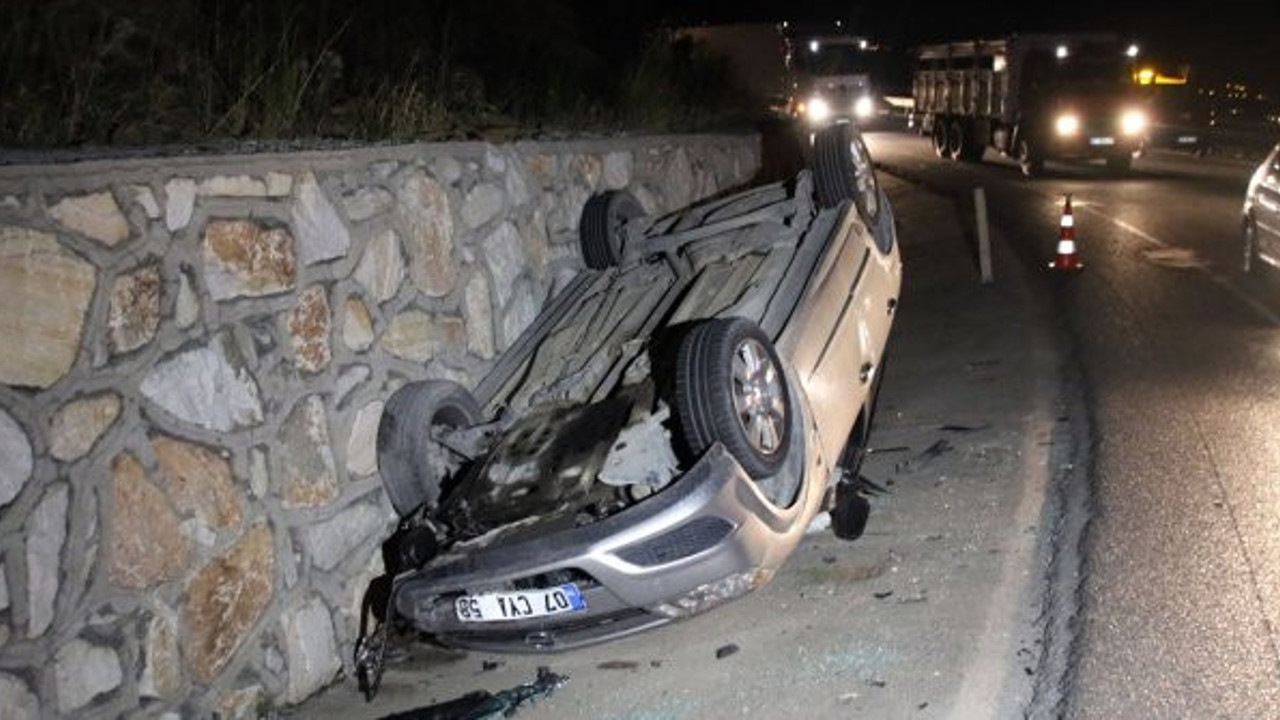 TIR'dan düşen demirlere çarpan otomobil ters döndü!