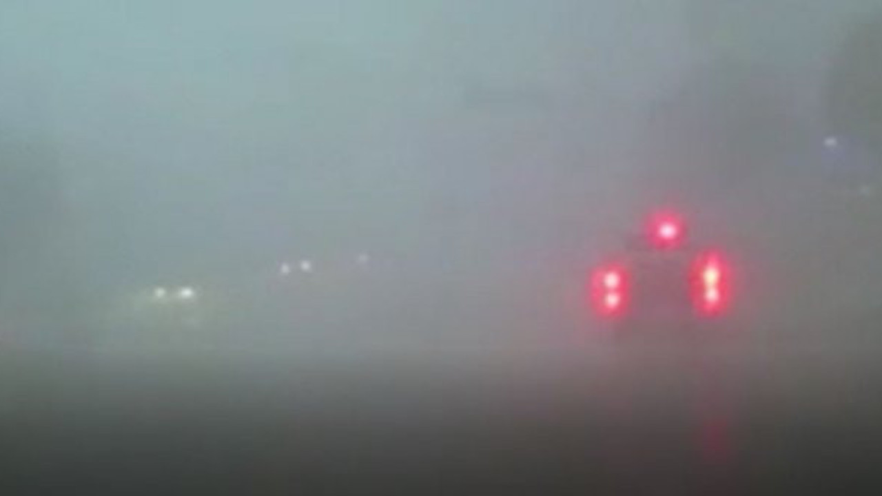 Fırtına TIR'ı oyuncak araç gibi devirdi