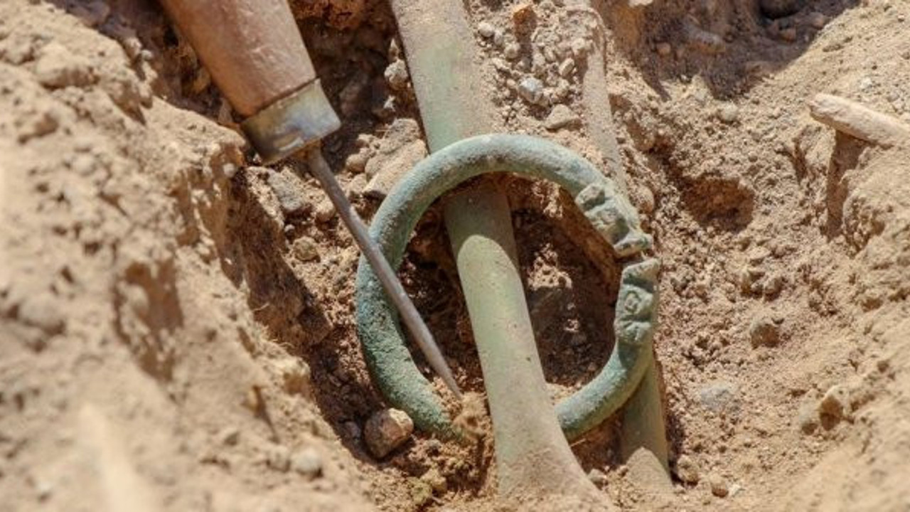 Van'daki kazılarda bilezikli çocuk iskeleti bulundu