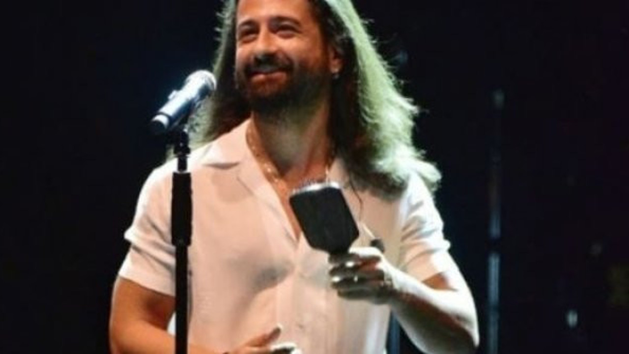 Koray Avcı kadına şiddete dikkat çekmek için sahnede saçlarını taradı!