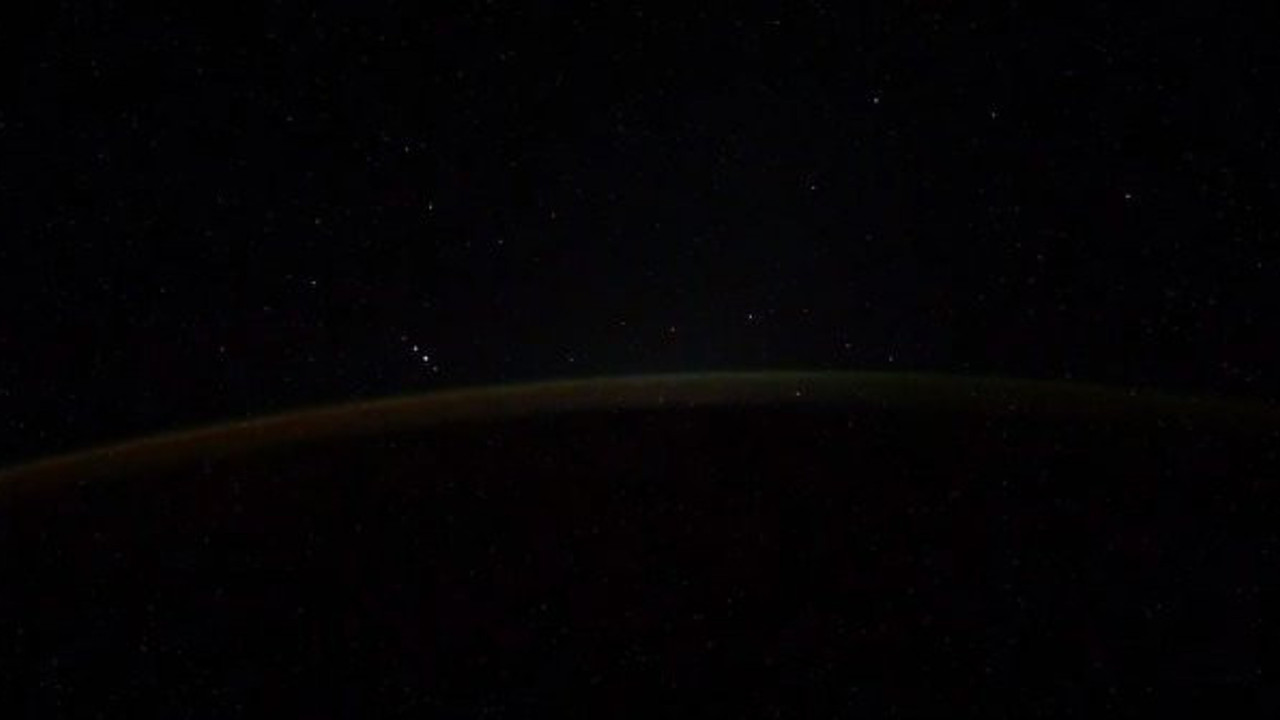 Rus kozmonot uzayda çekti… Hiç bu kadar yakından görüntülenmemişti… Yakalandınız oğlum