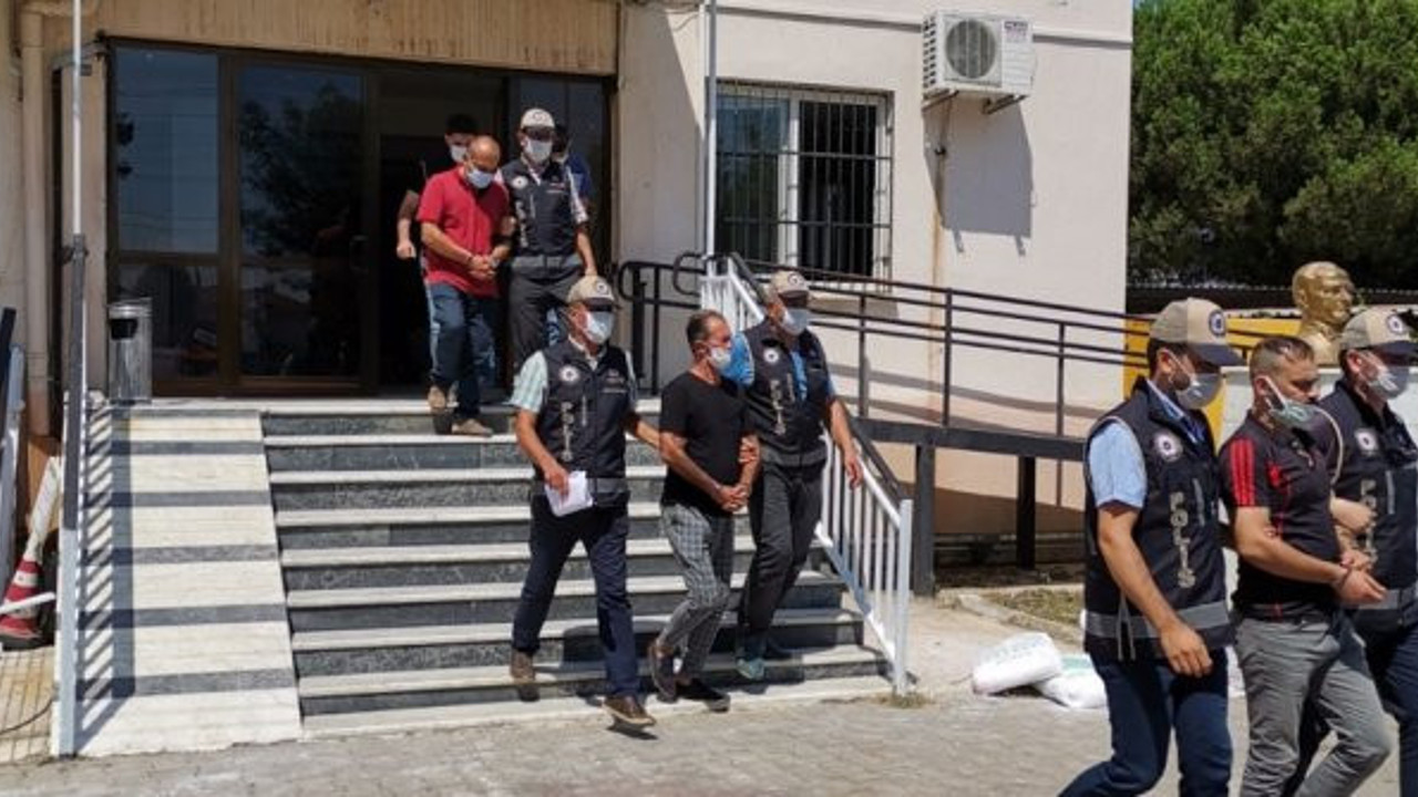Aydın'da polis kargocu kılığına girdi! Yıllarca aranan iki suçluyu yakaladı