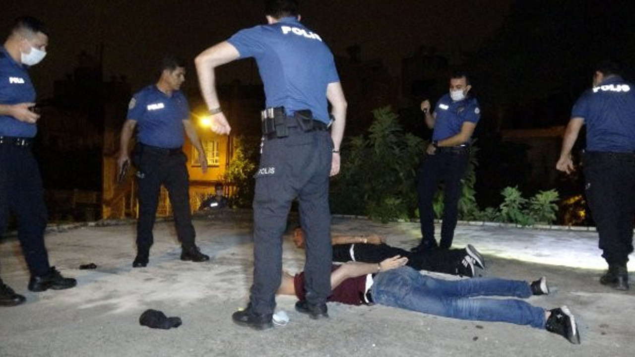 Adana'da ev kurşunladılar! Kedi gibi damlara kaçtılar