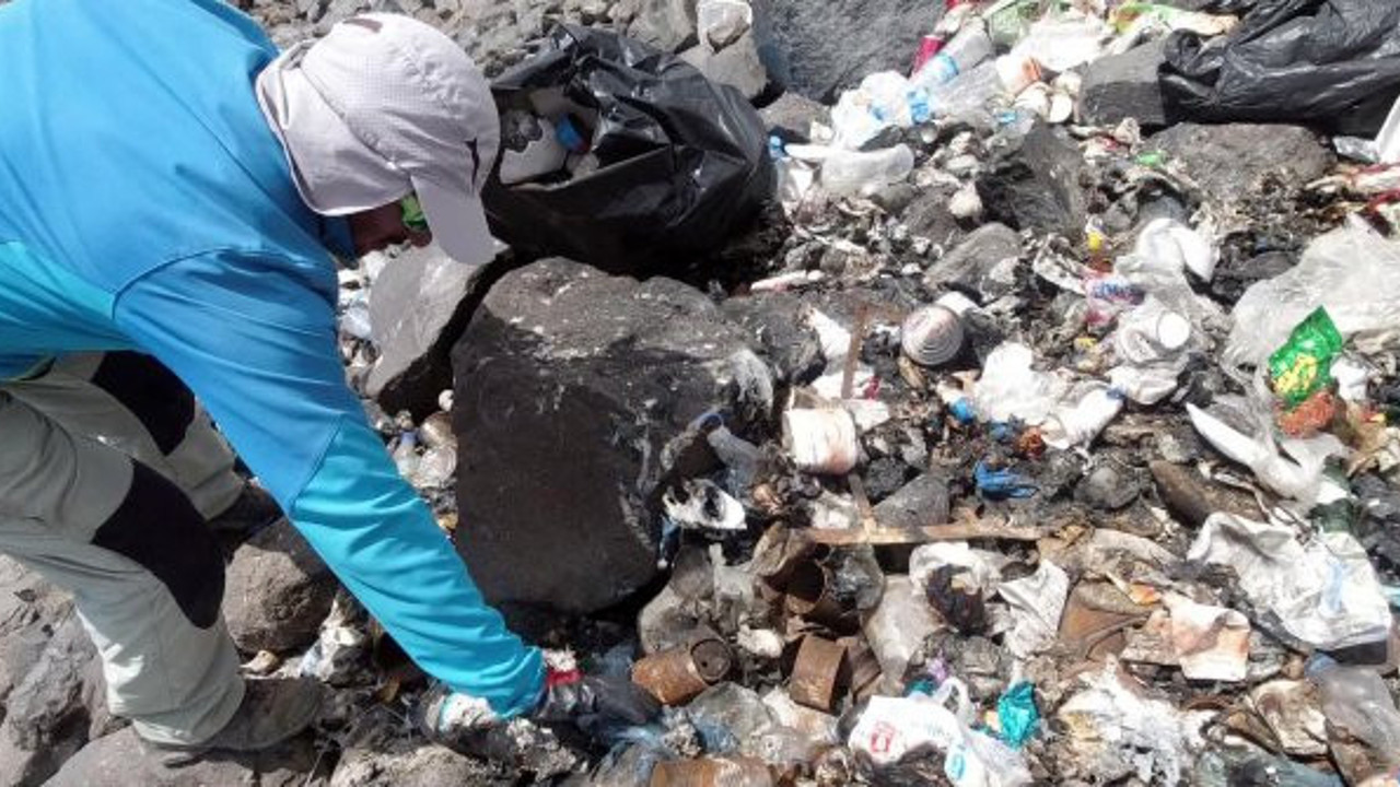 Ağrı Dağı'nı çöplüğe çevirdiler! Atlara yükleyip taşıyabildiler