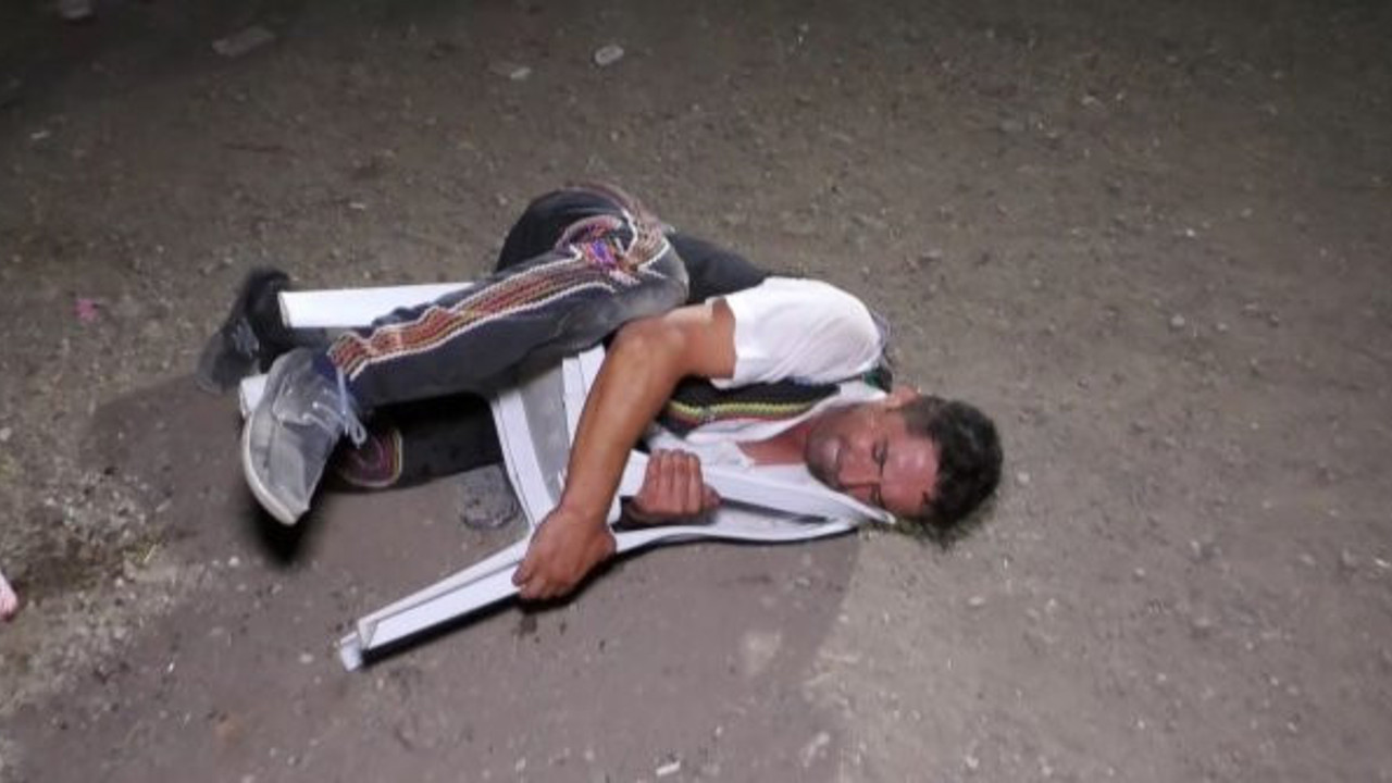 Bu adam sandalyeyle ne yapıyor. Öğrenen donup kalıyor