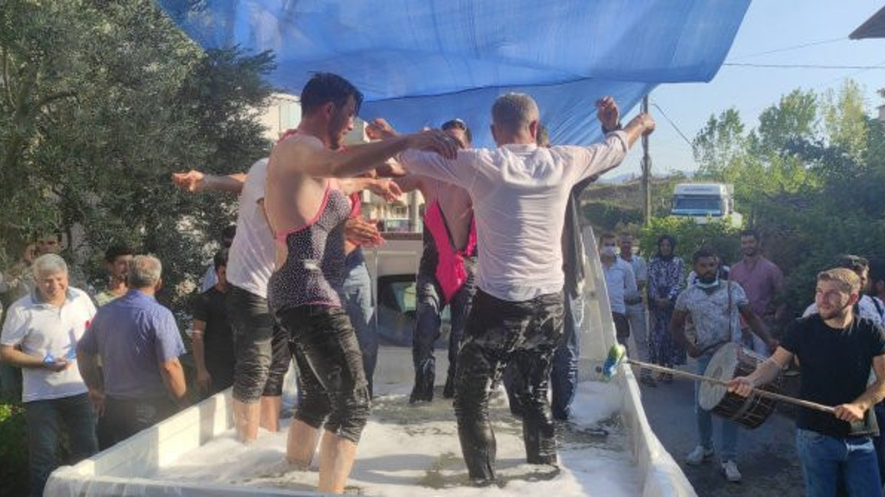 Ramazan kadın mayosu giyip sokak ortasında dans ekip yıkandı