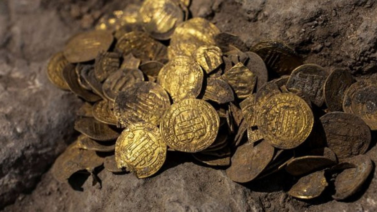 Bin yıllık altın hazinesi bulundu: Gençler altınları saya saya bitiremedi