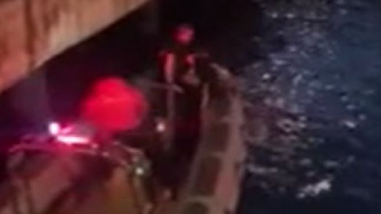 Oltasına balık yerine öyle bir şey takıldı ki! İtfaiye denizden müdahale etti