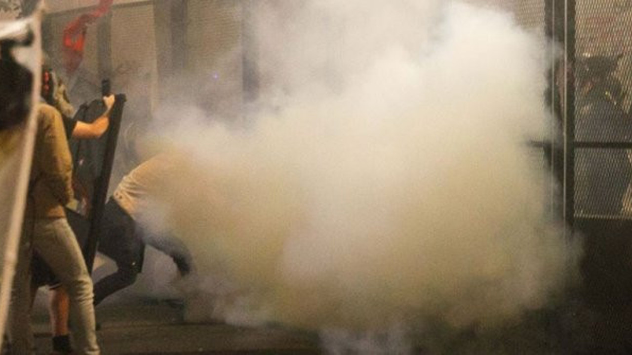 Irkçılık karşıtı protestocular polis merkezine saldırdı