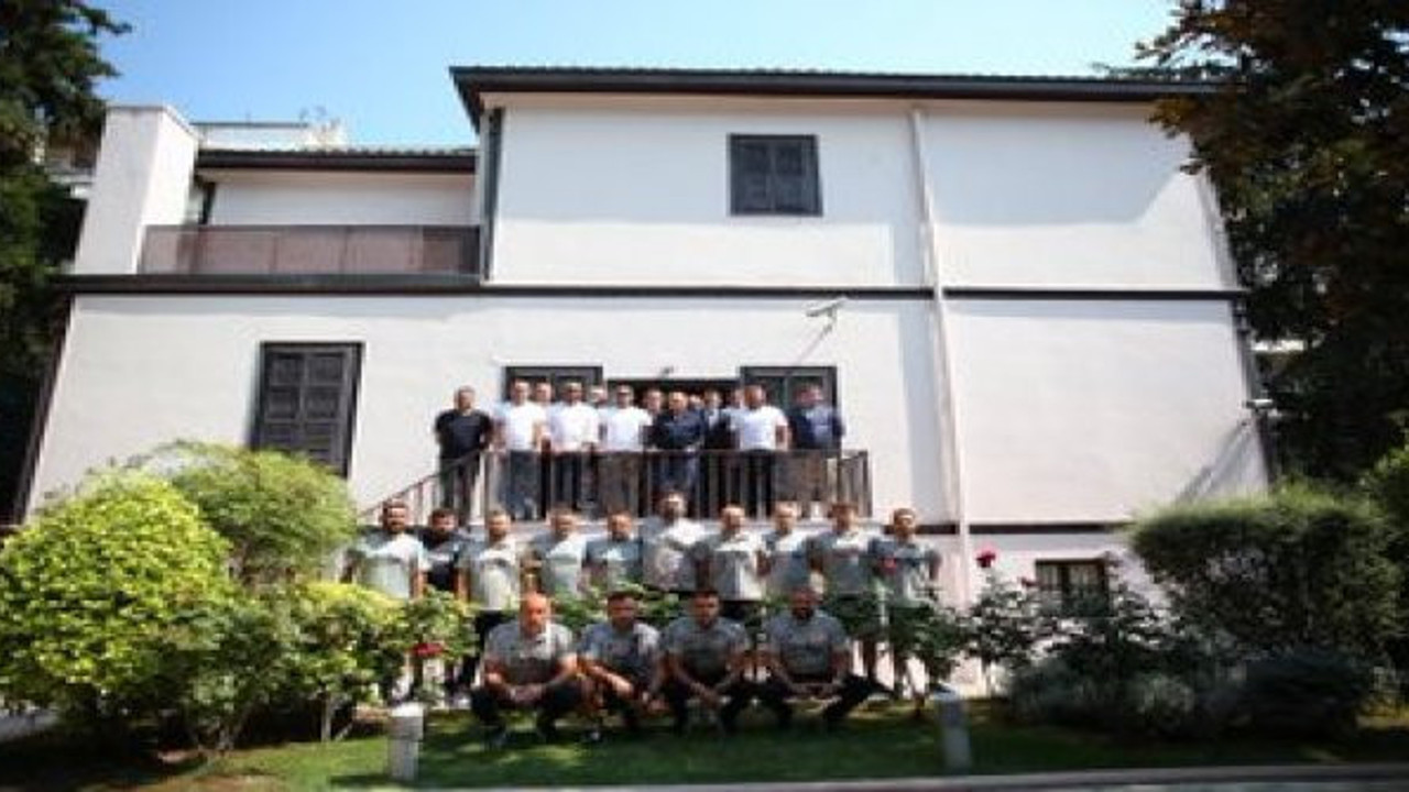 PAOK maçı öncesi Beşiktaş kafilesi, Selanik'te bulunan Atatürk'ün doğduğu evi ziyaret etti