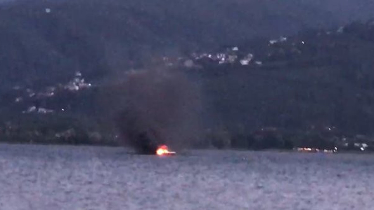 Gölün ortasında alev alan teknede korku dolu dakikalar