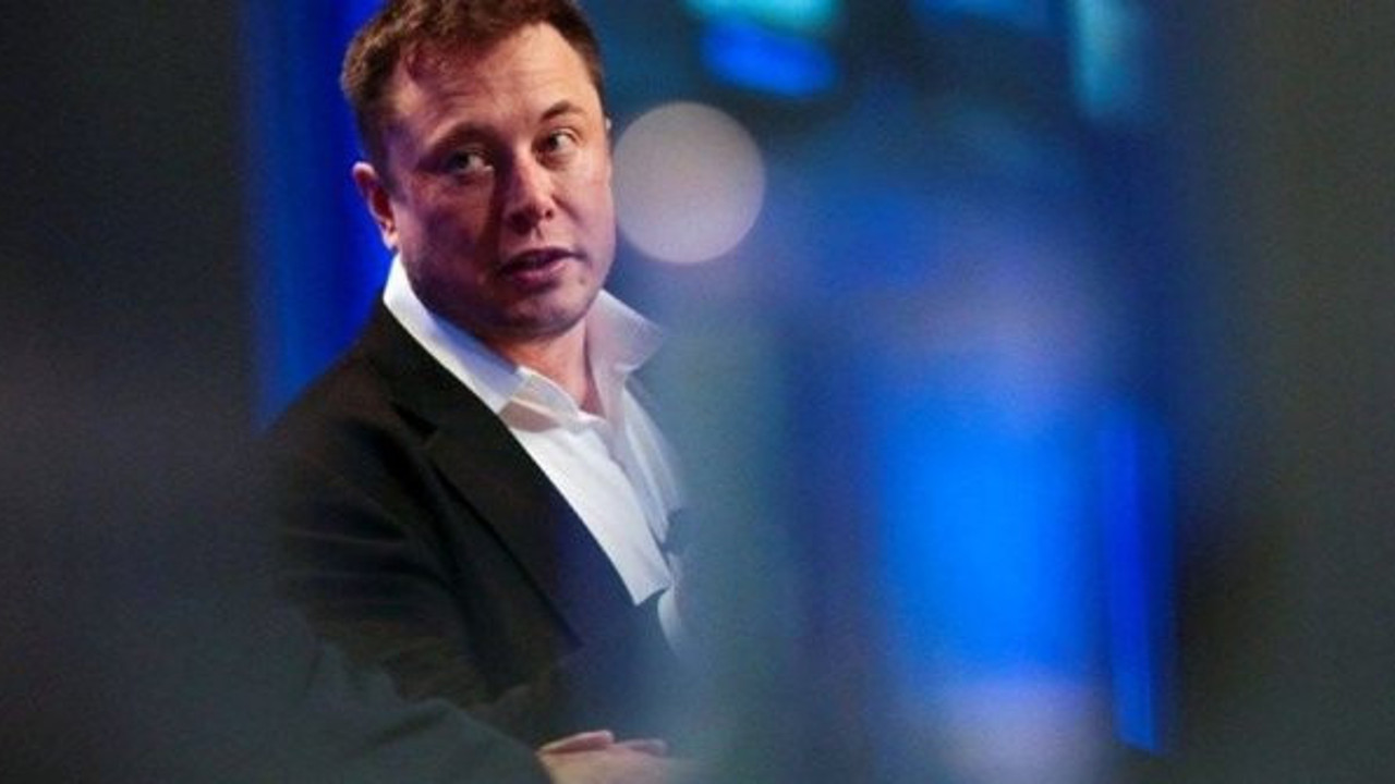 Elon Musk tarih verdi, insan beynini bilgisayara bağlayacak