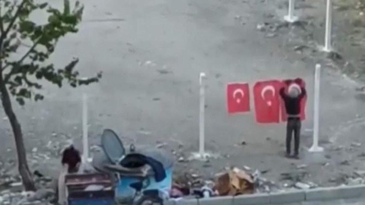 Çöpte buldukları bayraklara sahip çıkan iki kardeş 30 Ağustos töreninde: Valinin özel misafiri oldular!