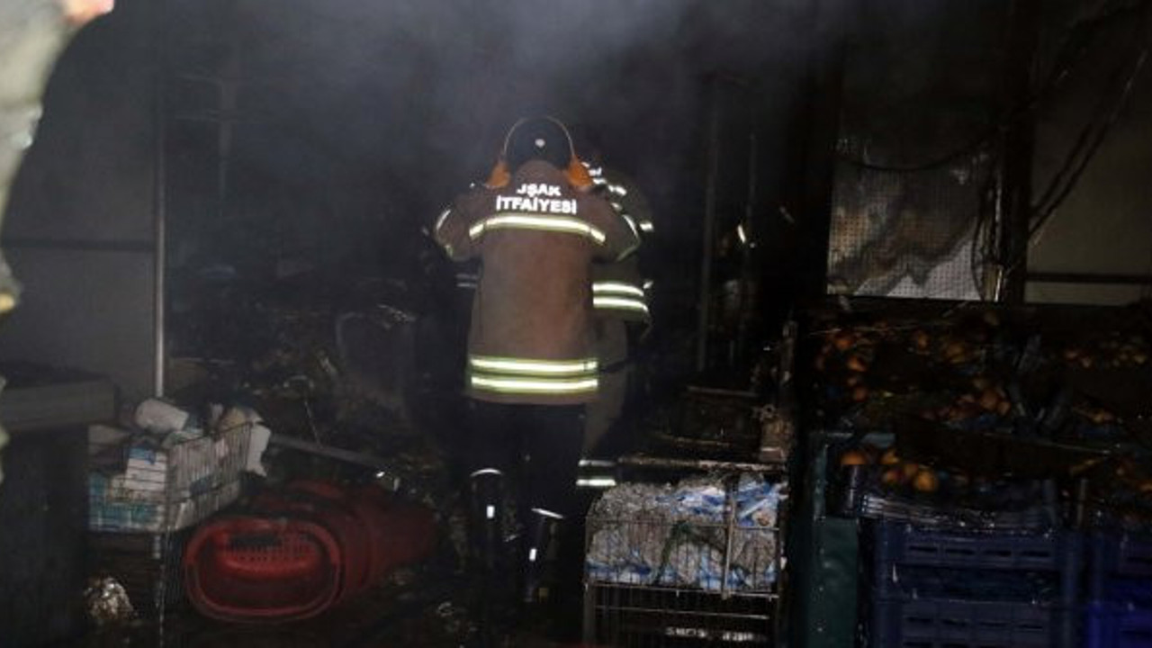 Uşak'ta bir market çıkan yangınla kül oldu