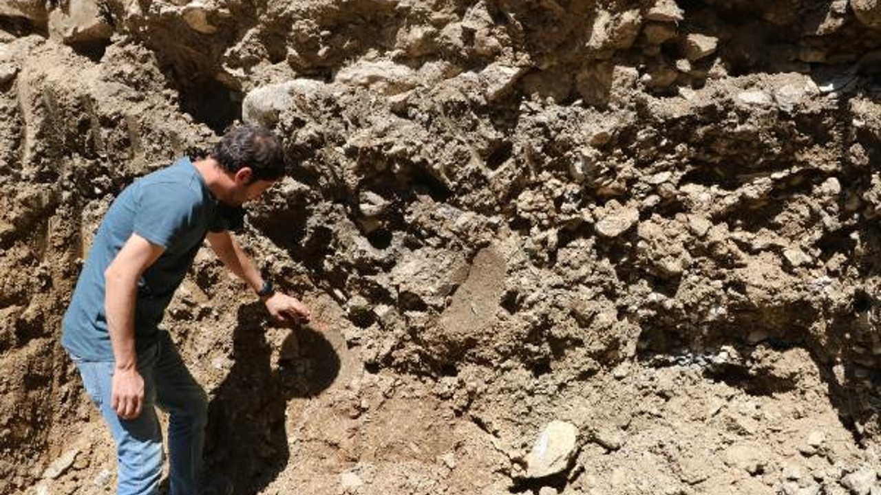 Toprak altından küp çıktı! Polisler alanı albukaya aldı