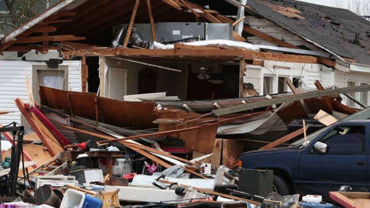 Laura kasıp kavurdu: 500 bin kişi kaçıyor