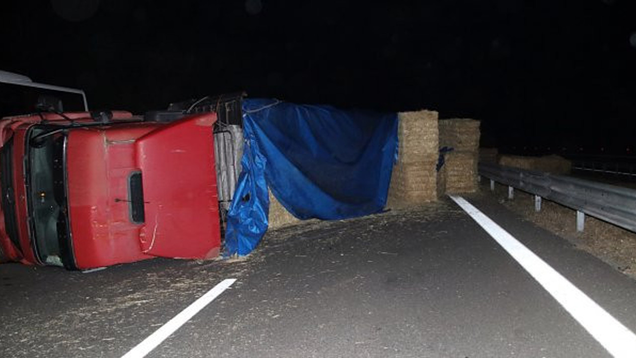 Düzce'de saman yüklü TIR devrildi! Şoförü hastaneye gitmemekte direndi