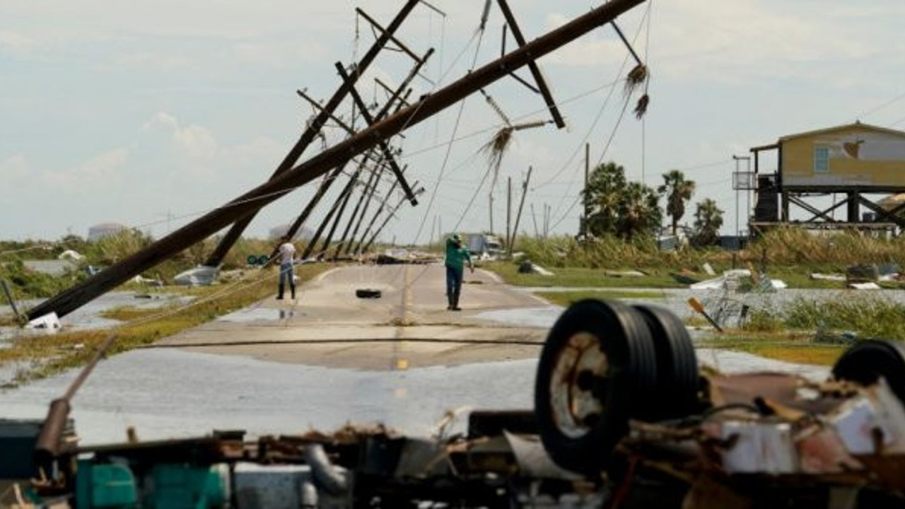 Yerinden sökülen ağaçlar 5 can aldı! ABD, kabusu yaşıyor