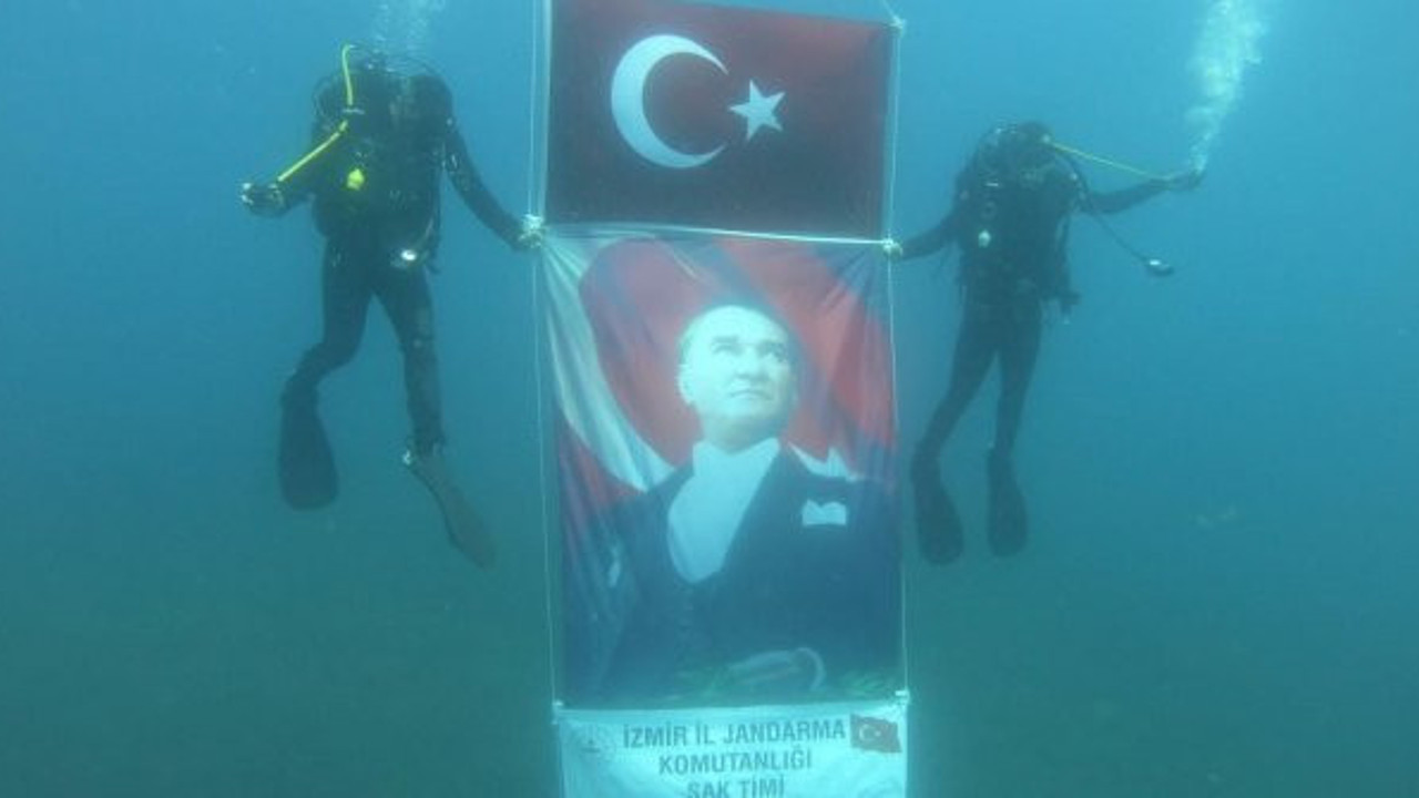 Denizin derinliklerinde Atatürk posteri