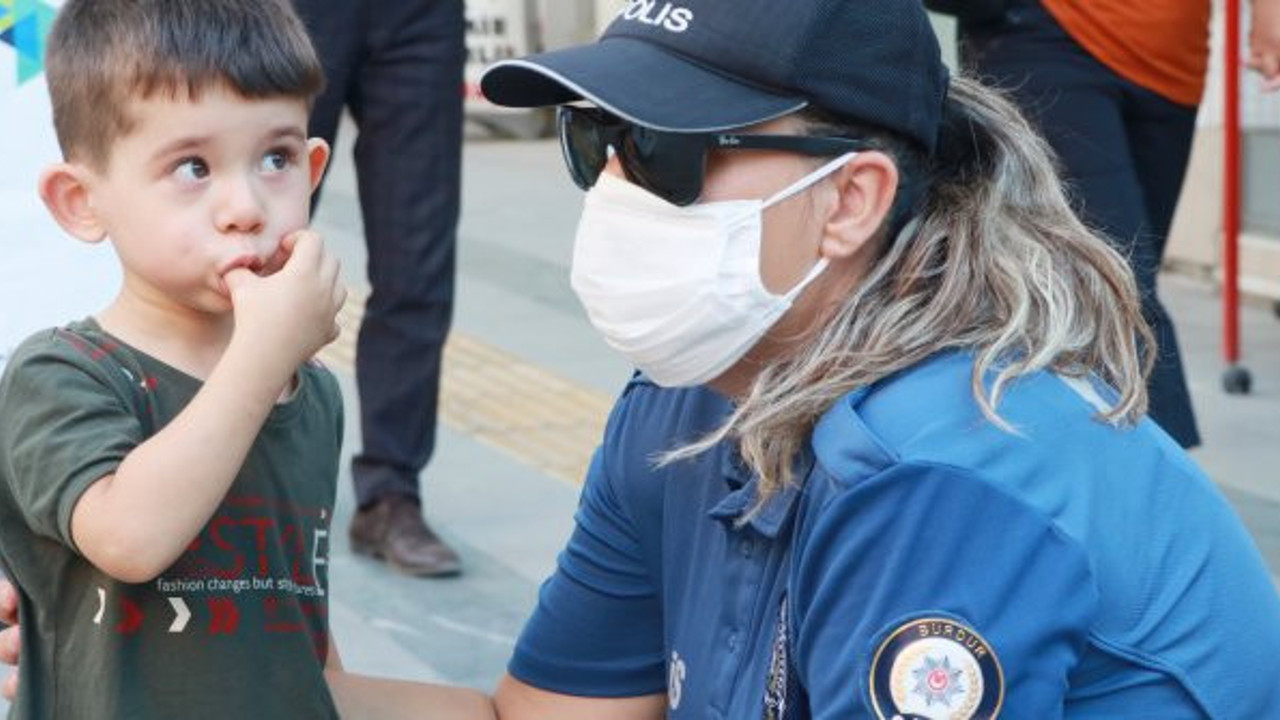 Sokakta ağlarken bulunan Yusuf polisleri gülümsetti