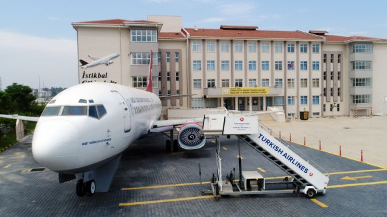 Havalimanı gibi lise! Bahçesinde yolcu savaş ve eğitim uçakları var