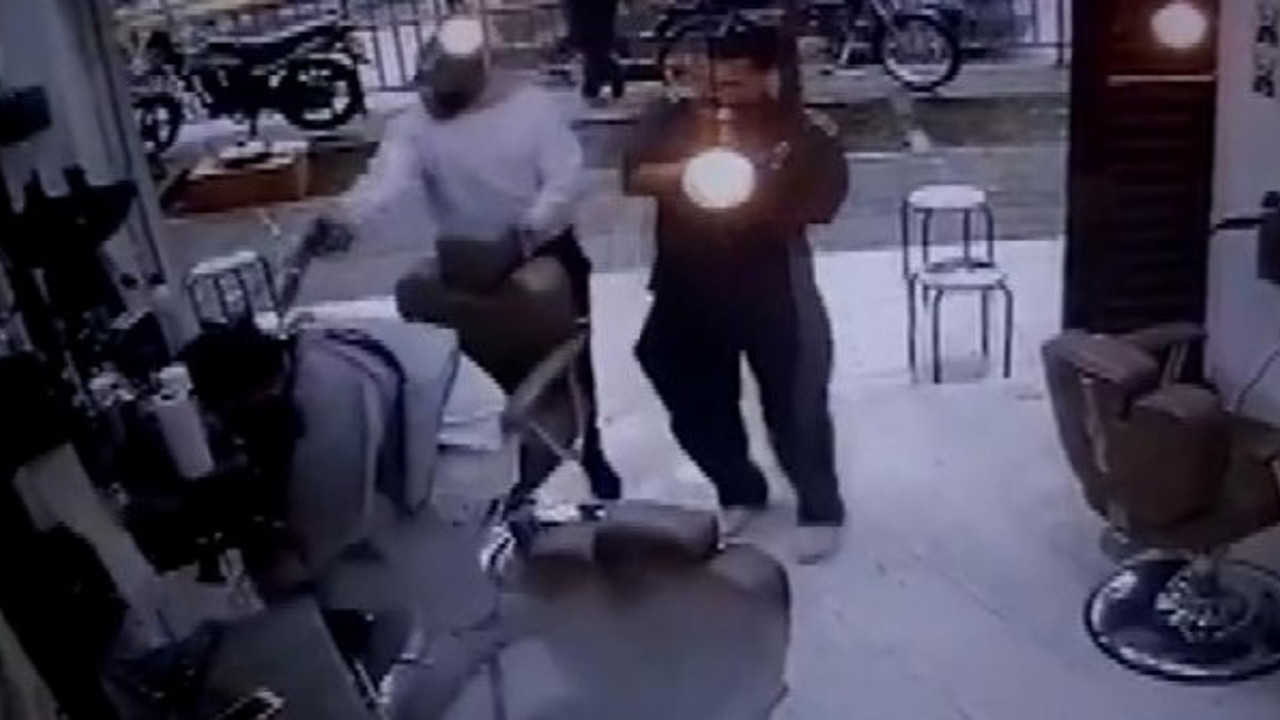 Susturuculu silahla başına kurşun yağdırdı! Berber koltuğundaki müşteriye infaz