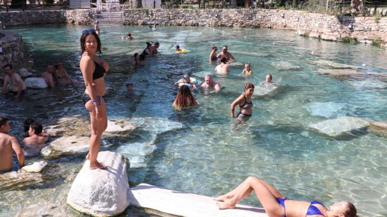 Mısır kraliçesi Kleopatra'nın yüzdüğü havuzda kulaç attılar