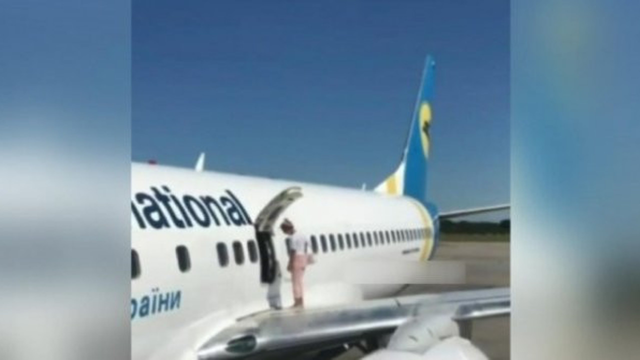 Antalya'da şok olay: Kadın, inen uçağın kanadında yürüdü