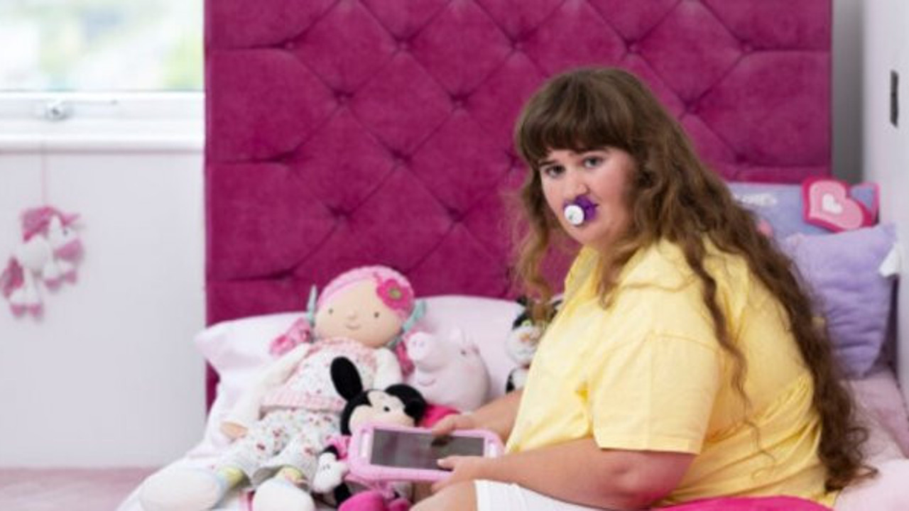 Daisy’nin hastalığına tanı konulamıyor, 19 yaşında ancak 10 aylık bebek gibi davranıyor