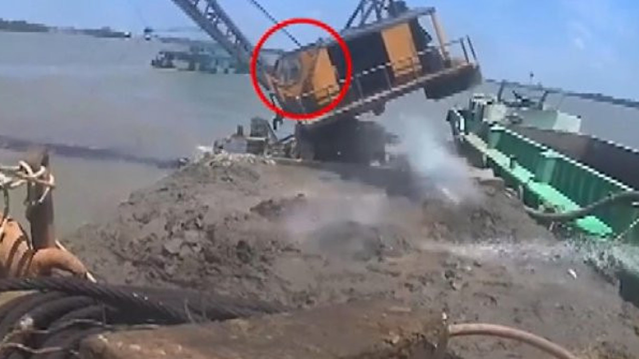 Operatör ölümden saniyelerle kurtuldu! Dev vinç nehre çakıldı