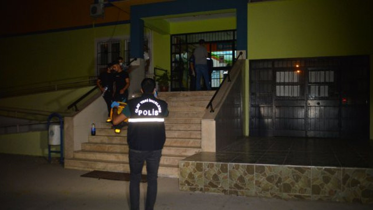 Adana'da okula giren hırsız yakalandı! Kumbara çalarken suçüstü