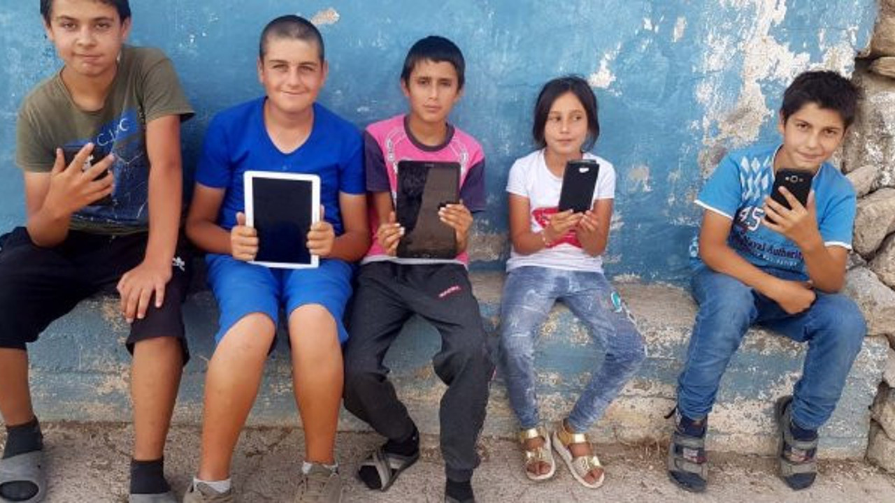 Tabletleri var ama en önemli bir şeyleri yok, bu çocuklar yüz yüze de uzaktan da eğitilemiyor