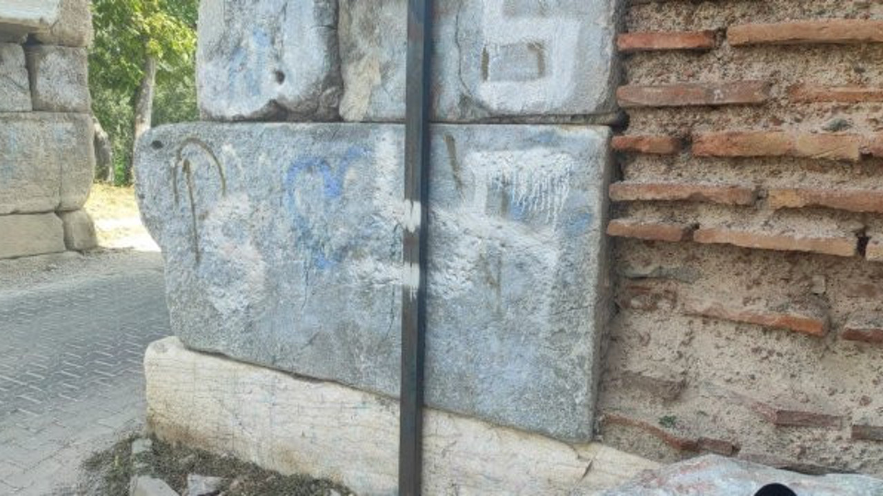 Tarihi surlara “Nazi” sembolü çizildi