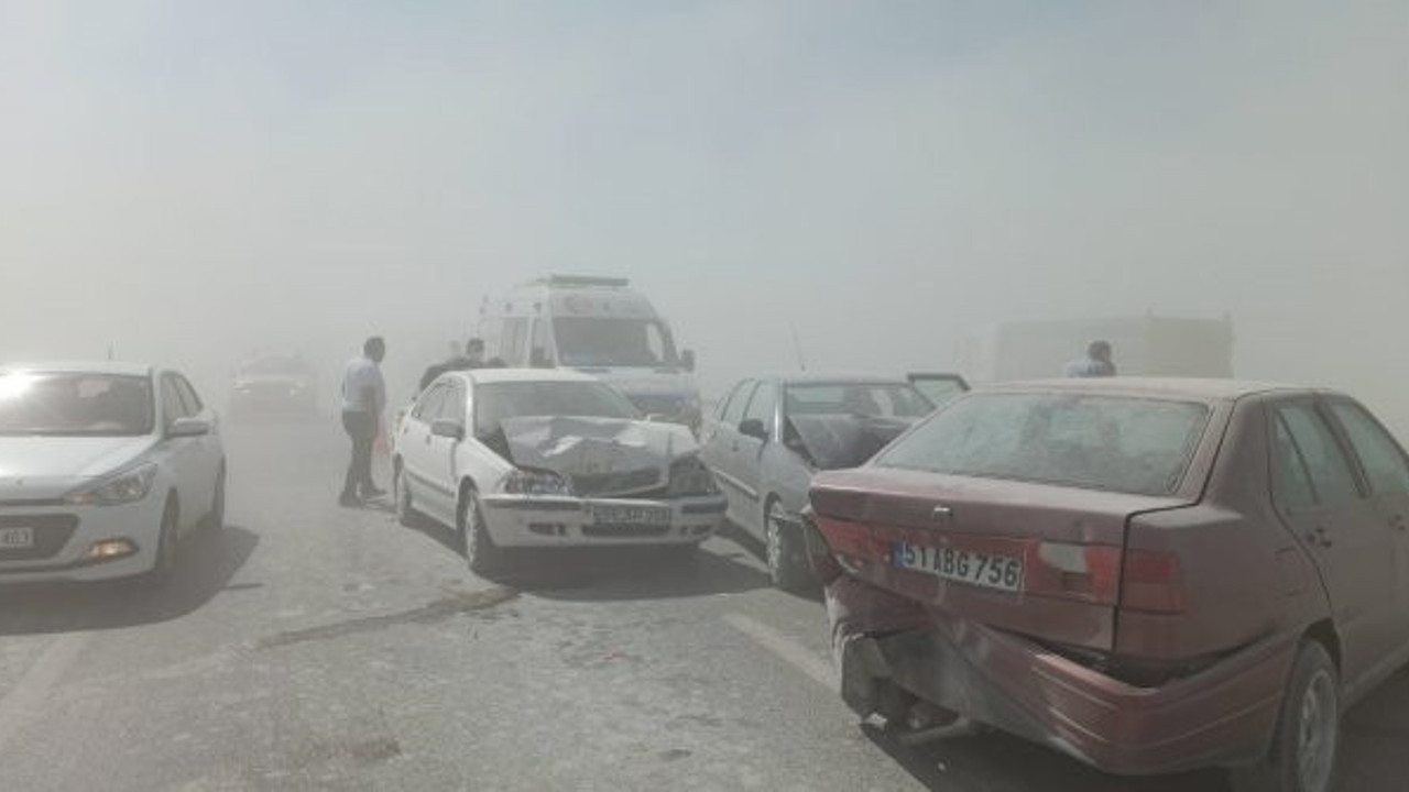 Konya Aksaray yolunda kum fırtınası nedeniyle 10 araç birbirine girdi