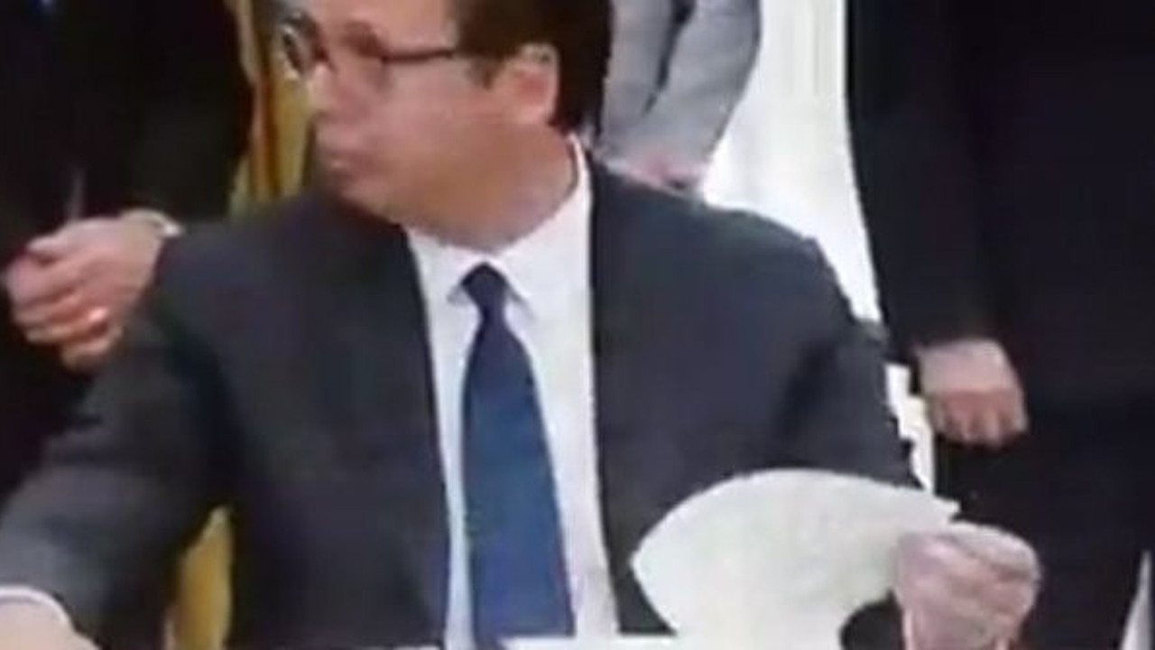 Dünya bu görüntüleri konuşuyor: Sırbistan Cumhurbaşkanı’ndan Trump’ın karşısında “Biz ne yaptık” bakışı