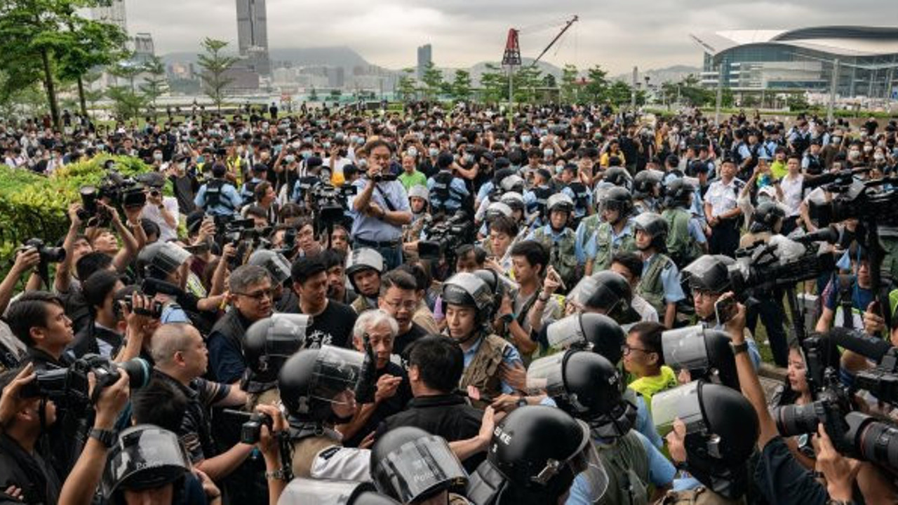 Hong Kong'da Yasama Konseyi seçimlerinin ertelenmesi protesto edildi