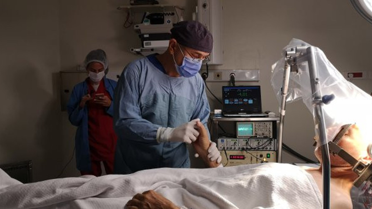 Şarkılı türkülü beyin ameliyatı! Türk doktorunun büyük başarısı