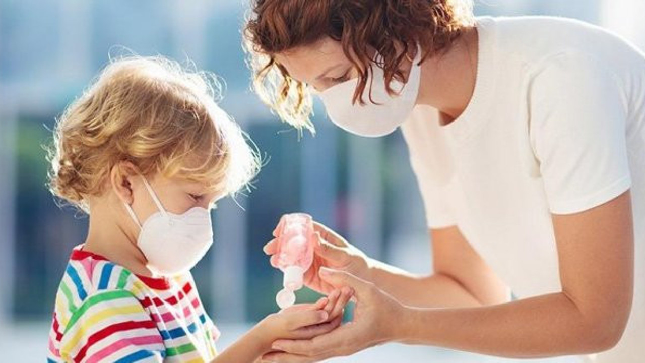 Bilim insanları araştırdı! Çocuklar korona virüsü 6 kat daha az yayıyor