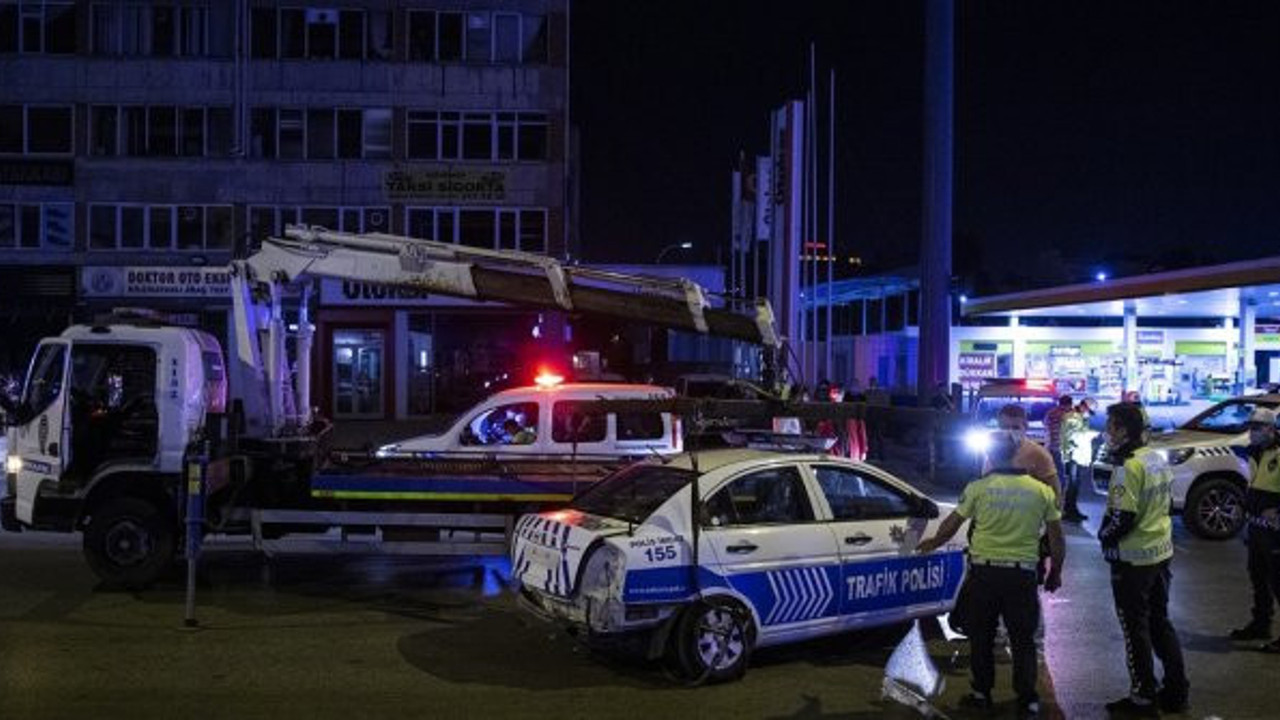 Ankara'da otomobilin sıkıştırdığı polis aracı kaza yaptı! 2 polis yaralı