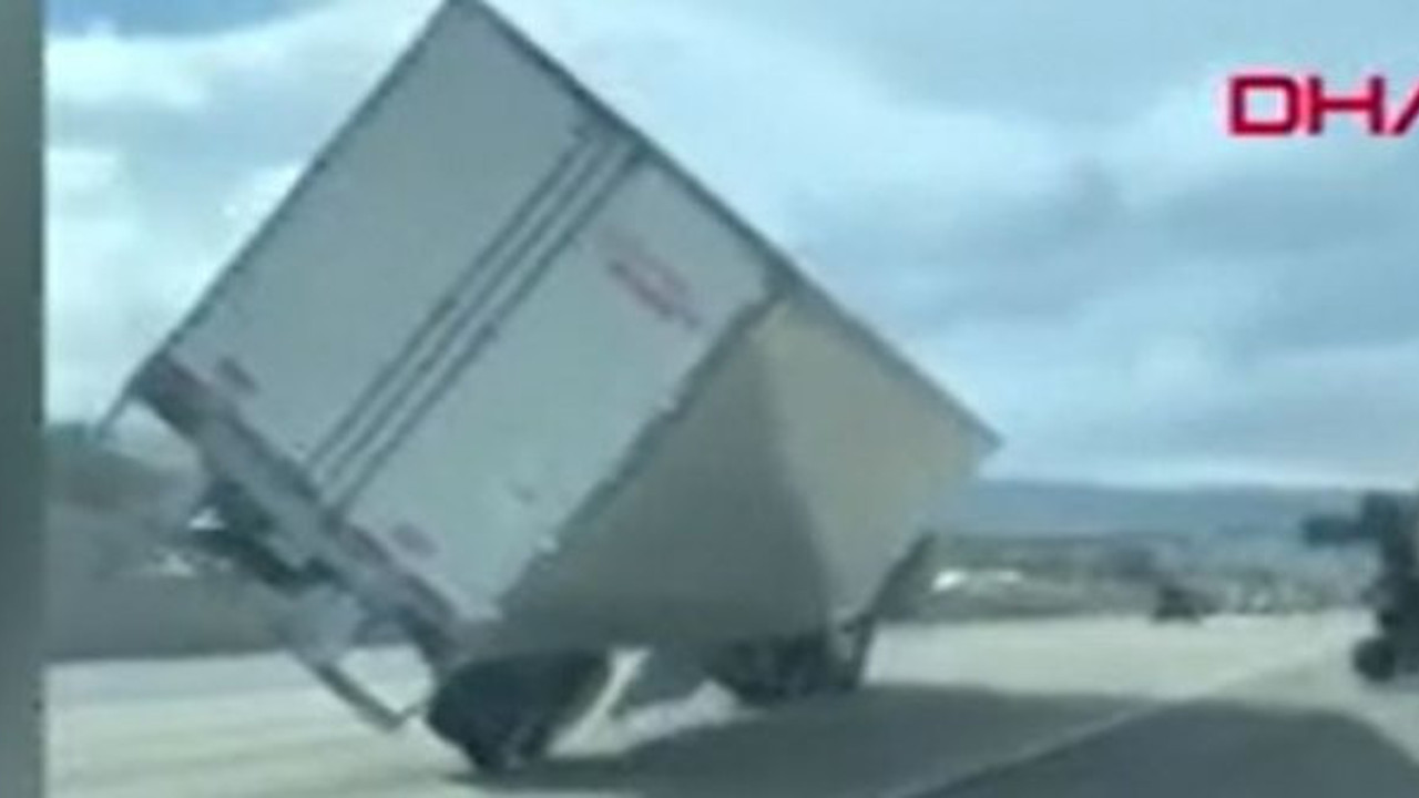 Fırtına 45 TIR'ı savurup attı