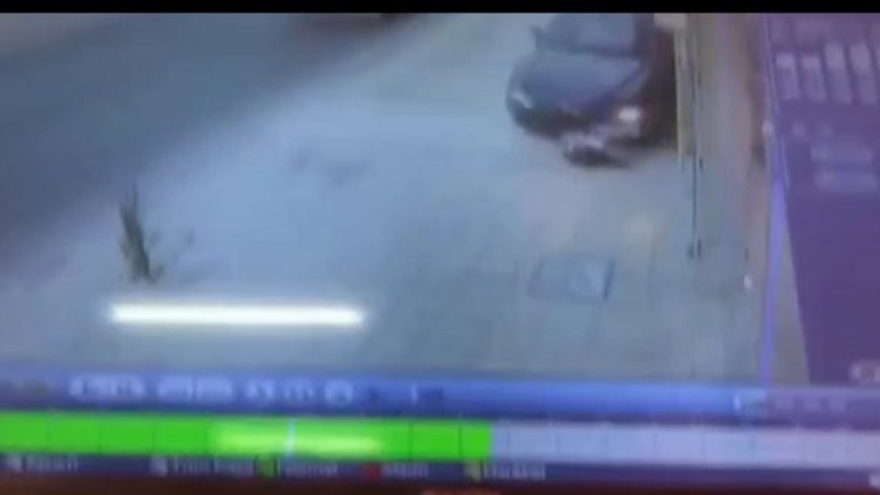 Kaldırımda oturan genç kıza otomobil çarptı! Otomobilin altında metrelerce sürüklendi