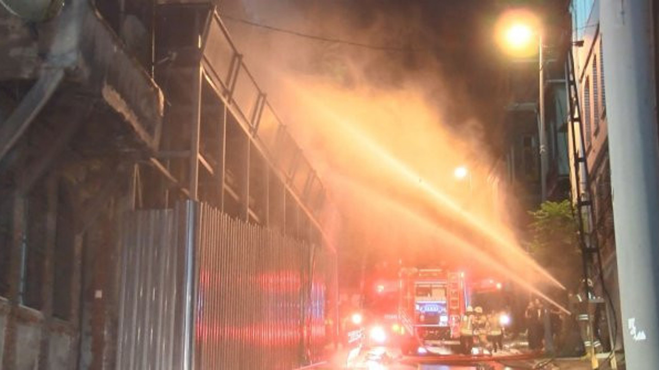 Beyoğlu'nda yangın! Metruk bina kül oldu