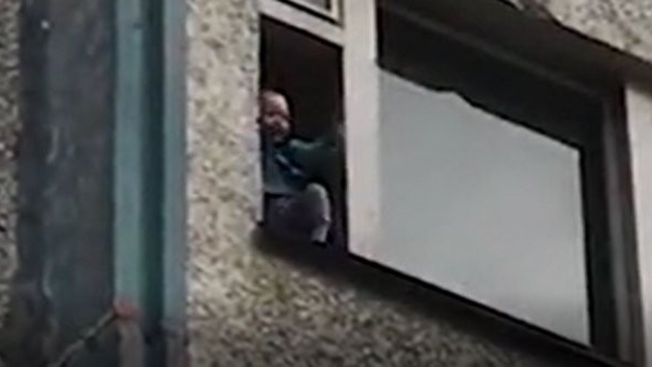 2 yaşındaki torununu camdan atmaya kalktı! Böyle dede olmaz olsun